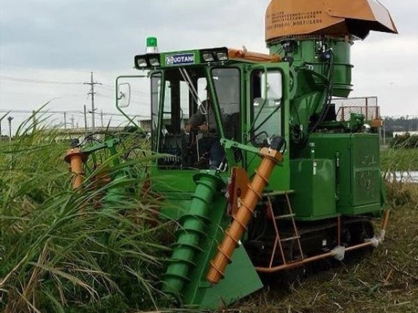 こちらはさとうきびを収穫する際に使う「ケーンハーベスター」。沖縄や鹿児島でも当社製品は活躍しています。