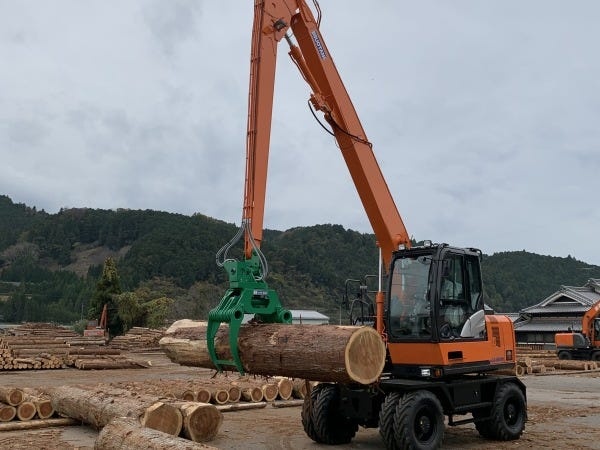 木材を軽々持ち上げるこうした機械も当社の主力製品。農林業を支える企業として、今後もお客様の期待に応えていきます。