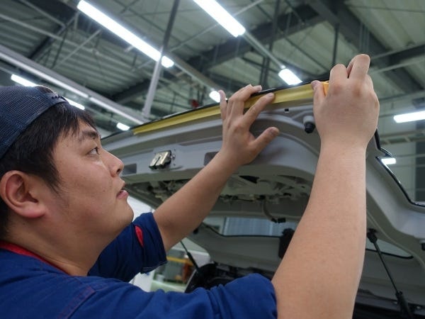 鈑金整備の下地処理や軽作業をお手伝いいただきます。