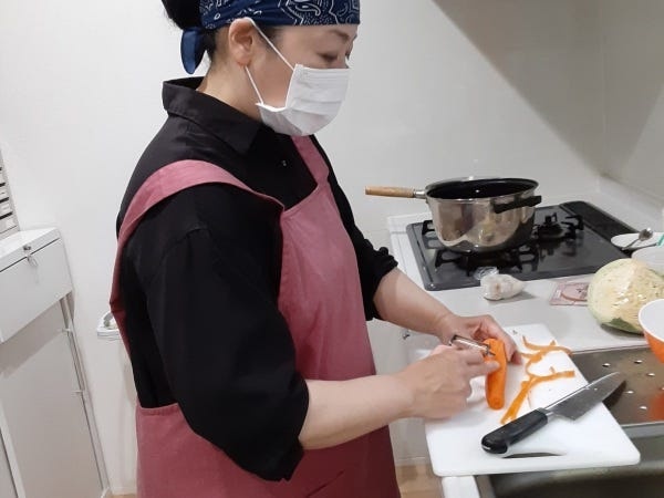 普通の対面キッチンで家庭的な食事を作ってもらいます。