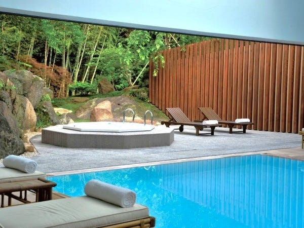 温泉、プールの管理もご担当いただきます