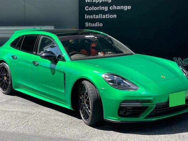 高級外車のラッピング依頼も豊富。生まれ変わった車を見て喜ぶお客様を見ると「次も頑張ろう！」と清々しい気持ちになります！