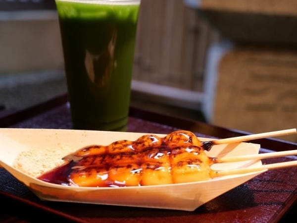 みたらしだんごやわらびもちを販売しています。