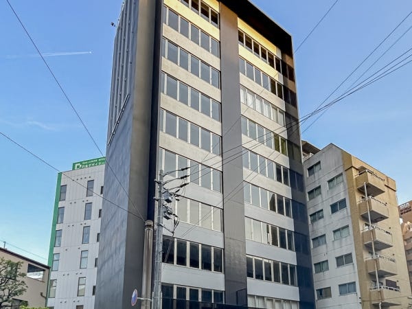 オフィスは博多駅から徒歩9分のところにあります