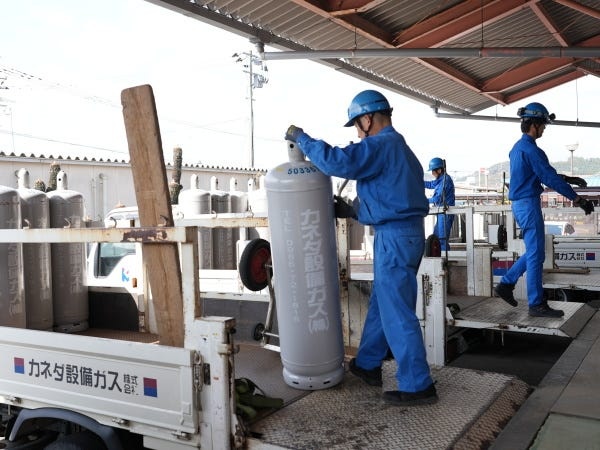 ガスボンベを配送車に積載する様子です。