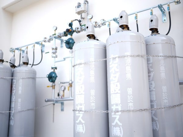 業務用LPガスの供給設備です。ガスボンベが10本前後並ぶところもあります。