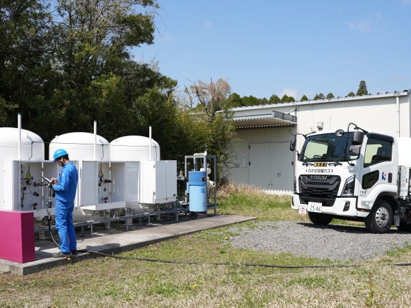 バルク貯槽にLPガスを充てんする仕事の様子です。資格が必要ですので、入社後、興味があれば資格取得に挑戦してみてはどうでしょうか！