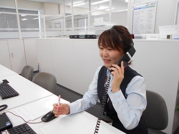来客対応や電話対応などの接客と簡単な入力事務が主な業務となります。