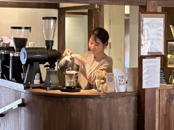 エスプレッソマシーンを使ったコーヒーとドリップコーヒー、どちらも覚えていただきます。コーヒーのことを深く学べる良い機会です。