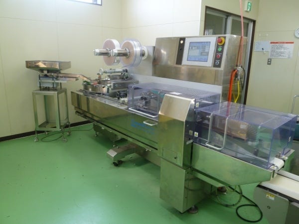 飴を1粒づつ包装する機械です。