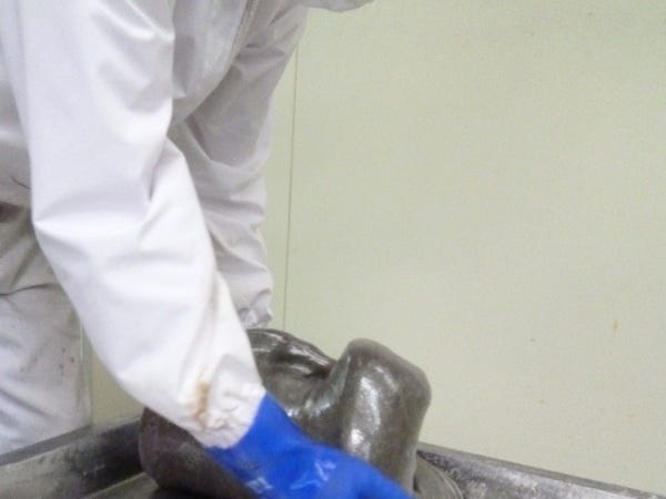 飴を冷ましながら硬さを調整しながら黒ごまを練り込む作業です。