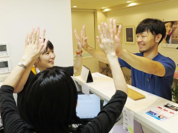 朝礼後にはハイタッチをして、士気を高め合います。