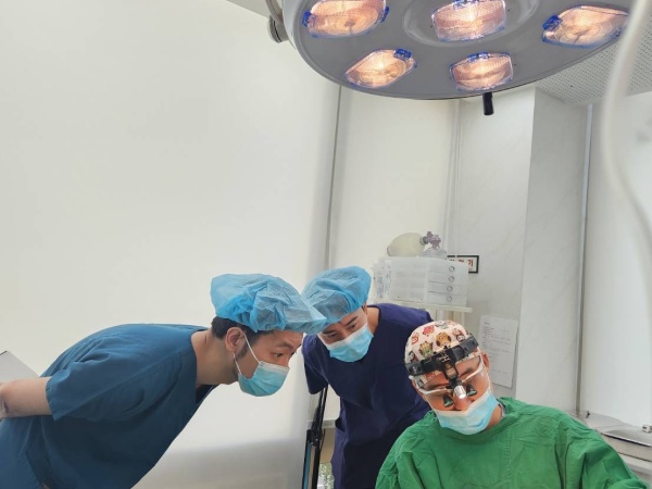 美容大国の韓国でオペを見学している様子です。現状に満足せず、常に研鑽しています。