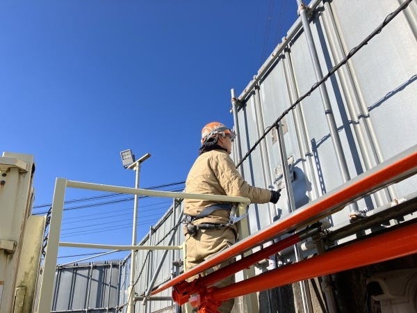 こちらは安全鋼板のメンテナンスの様子。安心・安全な製造にはこうしたこまめな点検業務が欠かせません。