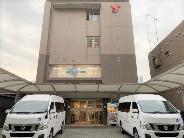 職場外観です。写真の送迎車を運転していただきます。