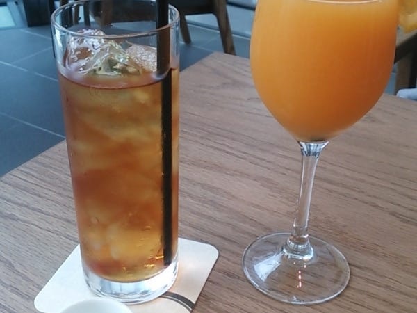 お客様へドリンクの提供を行って頂きます