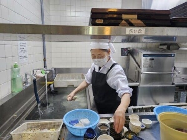 ゴルフ場レストラン厨房内での調理補助および洗い場（未経験者歓迎）