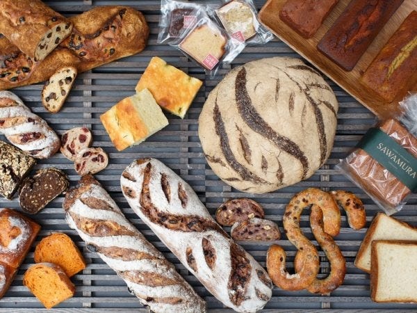 ハードからソフトまで多様なパンをご用意。焼き菓子類も豊富です！