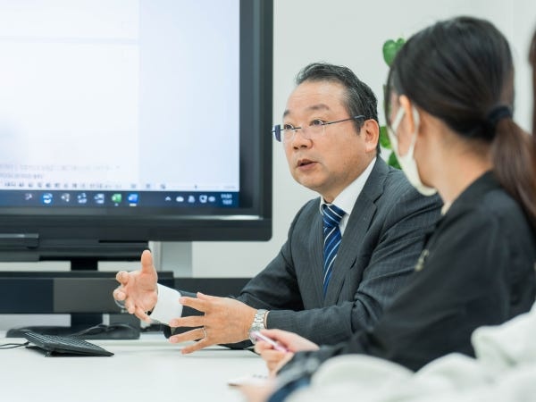 現役エンジニアの社長も、教育を担当します。直接、指導しますので、社長との距離が近いです。