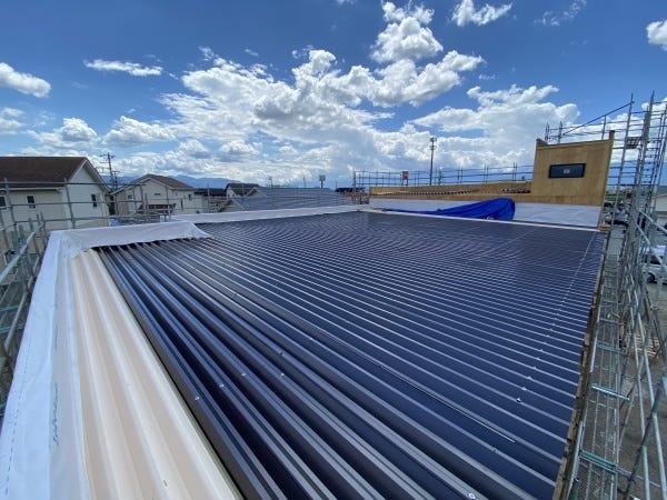 段々少なくなってきた大きな屋根の工事も一緒に行って頂きます。