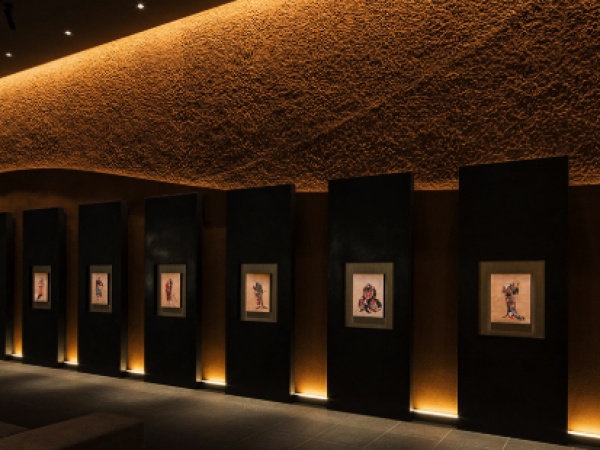 【ロビーの展示】アイヌ民族の勇ましい姿と、広大な大地や豊かな自然をイメージさせる土壁のアートワーク