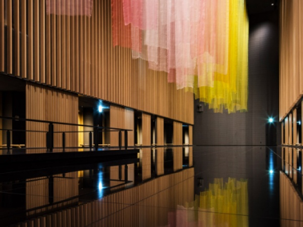 【ゲストルームフロアのアート】エレベーターを開くと巨大な染色インスタレーションで、北海道の四季を感じさせるムードを演出しています