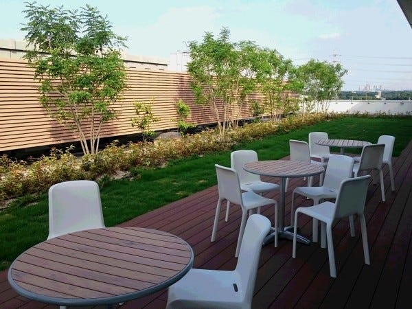 テラス席で優雅にランチする方も