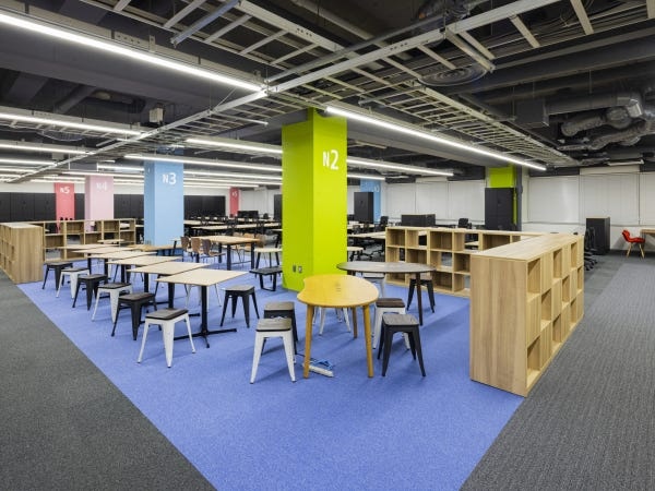 実際に働くオフィスです。今年完成したばかりのキレイな事務所です。