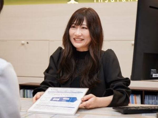 お客様から丁寧にお話をうかがい、約30社の保険商品の中からお客様に最適な保険を提案するお仕事です♪