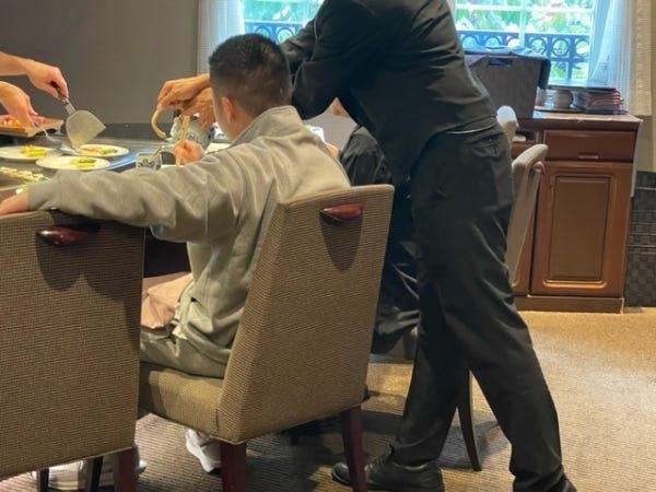 管理職ホールサービススタッフ店長候補・ホール接客スタッフ（交通費支給有・飲食経験者優遇）