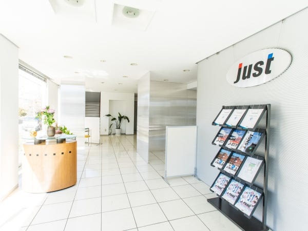 横浜本社のエントランス。