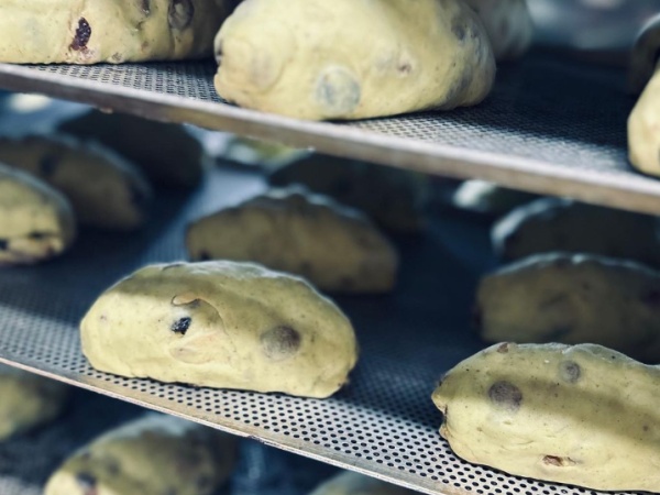 クリスマス前のこの時期は、シュトーレンを製造。可愛くラッピングするのでプレゼントにも。お客様からお客様へと美味しさが運ばれたらうれしいです。