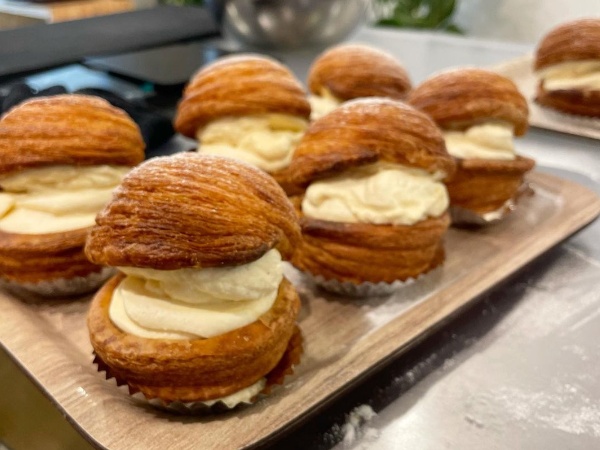 口コミなどでも高評価のデニッシュボール。丁寧に仕込んだバターたっぷりの生地にこぼれそうなクリーム。ぜひ一緒に美味しいパンを作りましょう！