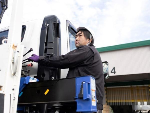 建築現場に到着後はユニック操作でパネルの荷卸しを行います。※ユニック車のみ