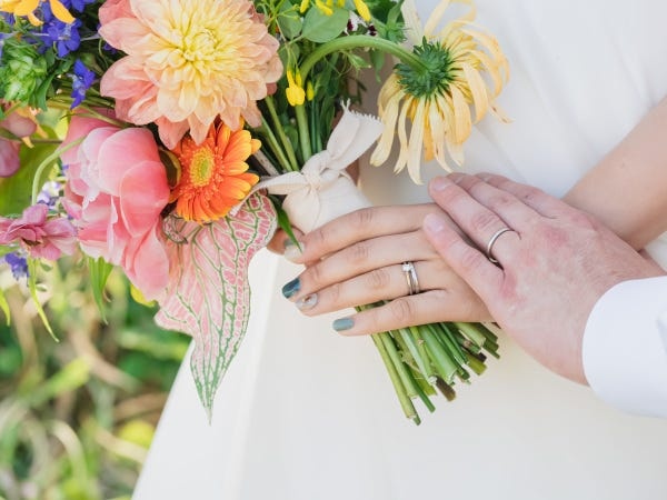 フラワーやドレス、カメラマンなどのアイテムにもとことんこだわります。日々全国の素敵なパートナーさんをプランナ自ら探しています。