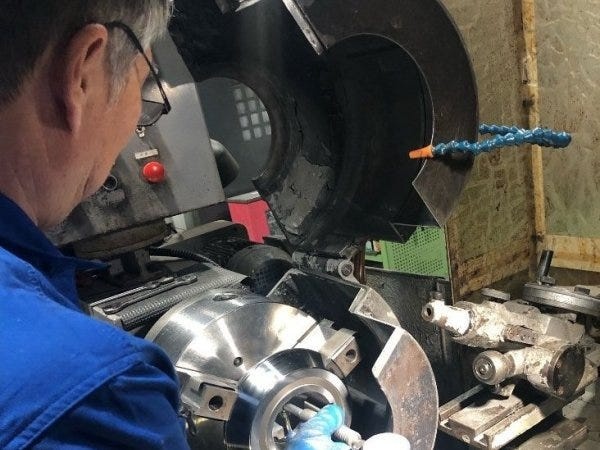 仕上げの内径研磨工程です。