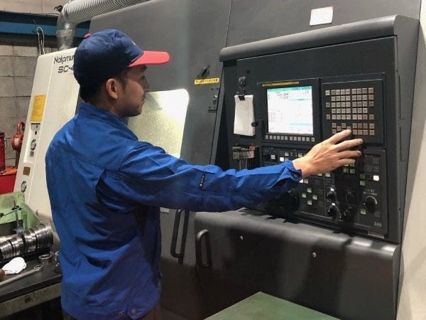 NC旋盤に加工用データを送信しています。