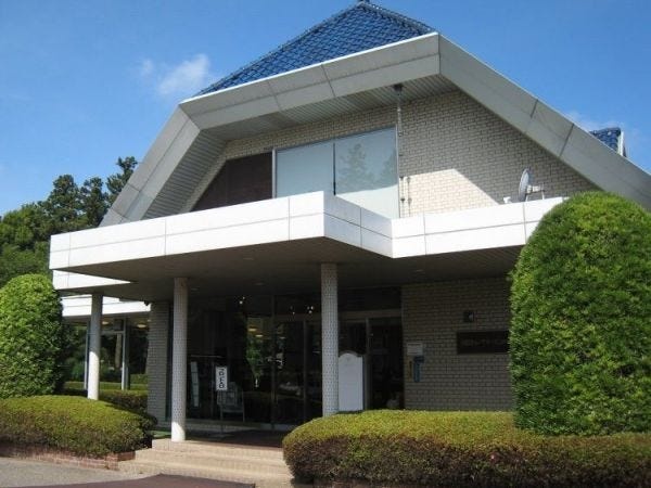 クラブハウスは、ゴルフ場の中心施設で、受付、レストラン、ロッカールームを備え、プレイヤーが快適に過ごせる空間です。