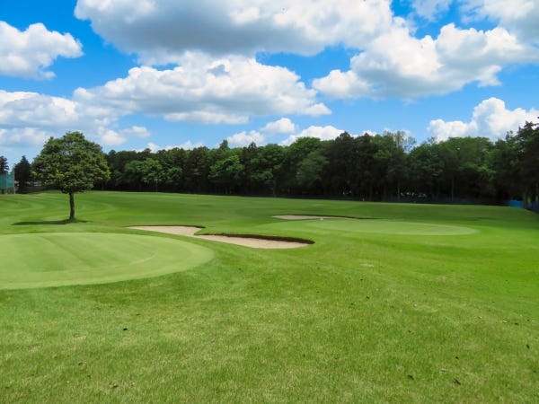 全長350ヤード、砲台グリーンを含む5種類のグリーンを備えたコースです。☆男性はドライバー使用OK☆