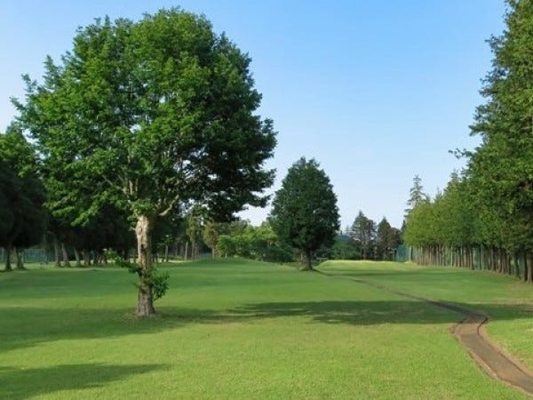 全長200ヤードの名物グリーンホール。北海道を除き、日本一長い120mのグリーンが特徴です。