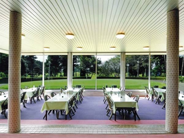 レストランは、ゴルフ場内で食事や飲み物を提供し、プレイヤーがリラックスできる快適な空間です。