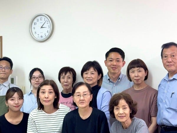 スタッフ集合です。　１０人ほどのアットホームな雰囲気の職場です。