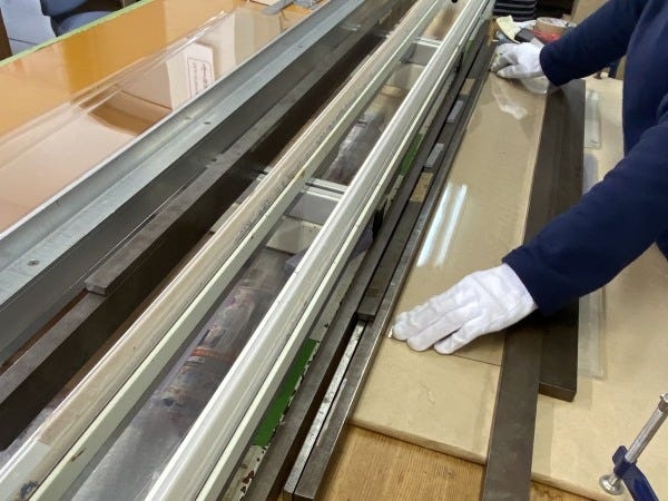 スーパーやドラッグストアで使う陳列什器の値札表示板を折り曲げ加工で作っています。