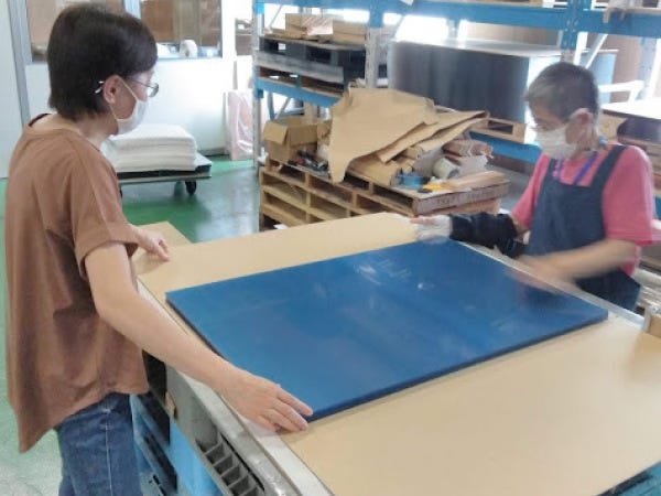 丁寧に商品を梱包して出荷します。