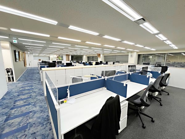 ワークスペース。風通しの良い、自由な雰囲気のオフィスです。不明点があれば先輩社員に気軽に聞いてくださいね！