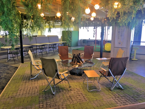 フリーエリア。月１回ナイトラウンジを開催。ファイアスタンドを中心に有志が集まり、美味しいお酒で盛り上がります。