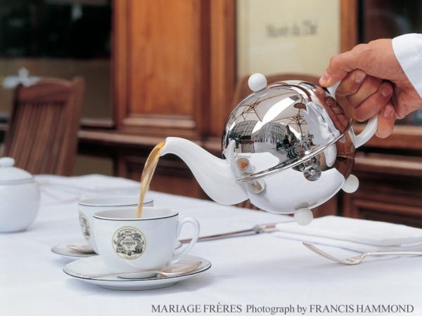 お茶の特性を生かした淹れ方をしながら、たくさんの注文に合わせてお茶を作っていく姿は、まるでお茶のバリスタです。