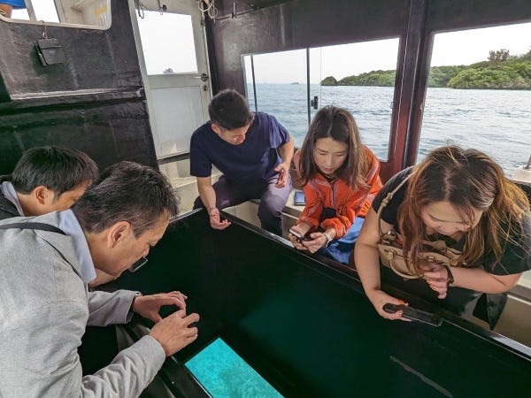 今年は石垣島で研修を行いました！写真はその際の１コマで、世界遺産の海をグラスボートで巡りました。