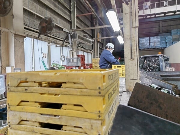 専用回収容器を用いての回収後、色選別作業を行います。