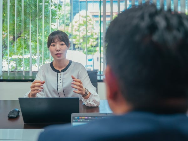 入社後2ヶ月目に業務に取り掛かります。教育サービスをしている会社でもあるので、先輩社員は教得るのが得意な人ばかり。丁寧に教えてくれます。